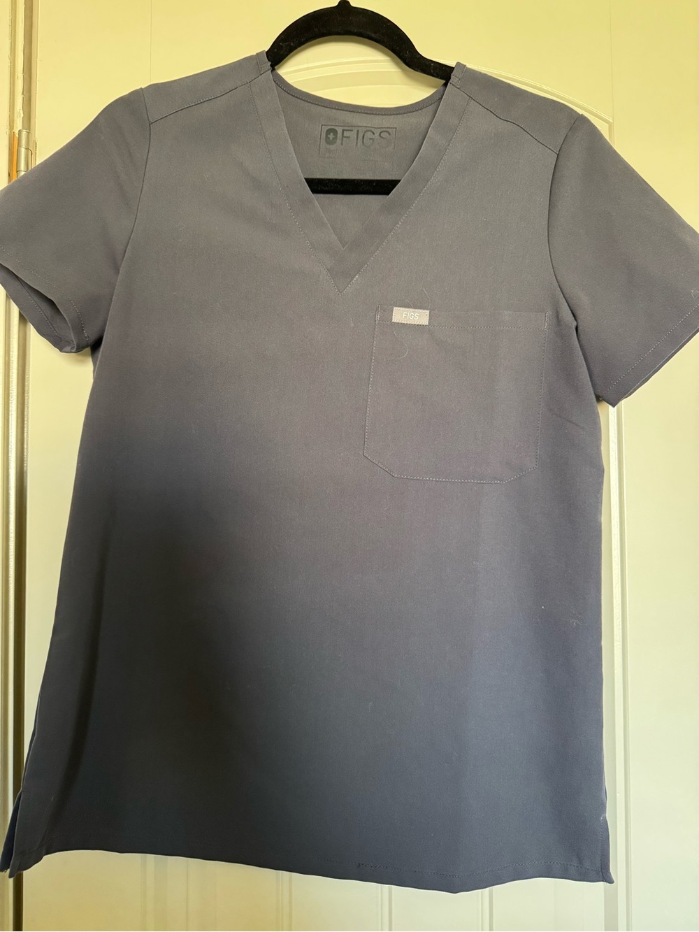 Figs Women’s Catarina One-Pocket Scrub top, charcoal, XS